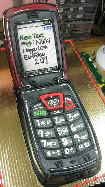 363163-flip-phone-cake