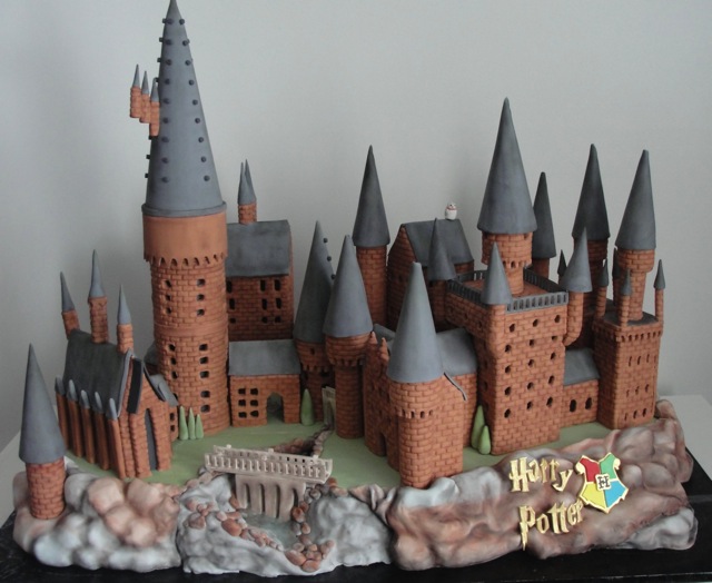 363174-hogwarts-cake