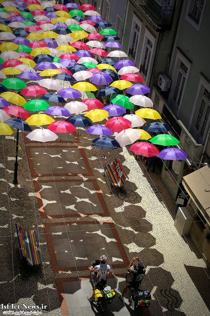 floating-umbrellas-agueda-portugal-2014-14