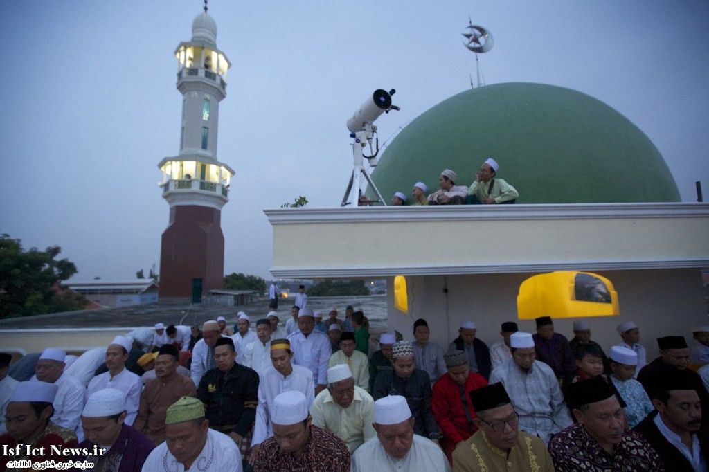 indonesian-muslims-observe-first-day-20140627-174502-121