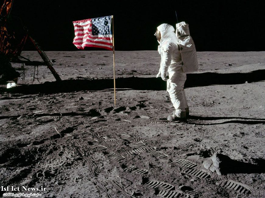 آلدرین پرچم ایالات متحده را بر روی سطح ماه نصب کرده است. این عکس را نیز آرمسترانگ با همان هسلبلاد ثبت کرده است.(عکس از آرشیو ناسا)
