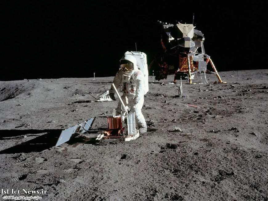 آلدرین درحال نصب تجهیزات و آزمایشهای مربوطه بر روی ماه است.(عکس از آرشیو ناسا)