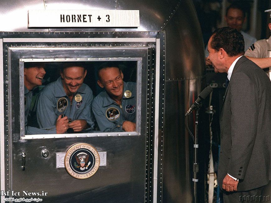 ریچارد نیکسون، رئیس‌جمهور وقت ایالات متحده در حال خوش‌آمد گویی به فضانوردان است. آنها در محل قرنطینه‌ای که برای آنها تعبیه شده است قرار دارند.(عکس از آرشیو ناسا)