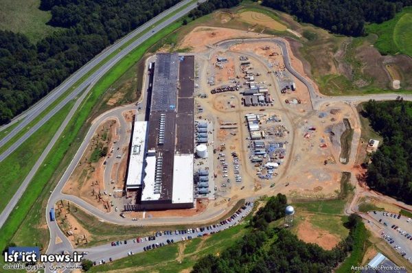 دیتاسنترهای گوگل از بیرون شبیه به کارخانجاتی عظیم به نظر می آیند. در این تصویر می توانید نمایی هوایی از تاسیسات فیسبوک واقع در کارولینای شمالی را ببینید که در زمینی به مساحت 300 هزار فوت مربع تاسیس شده است.